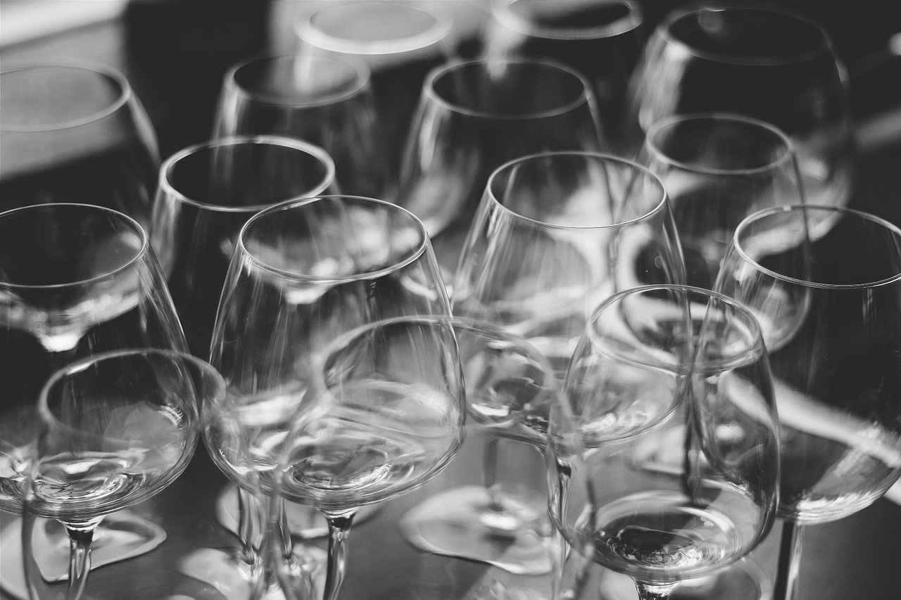 为什么红酒比白酒贵/为什么红酒比白酒便宜