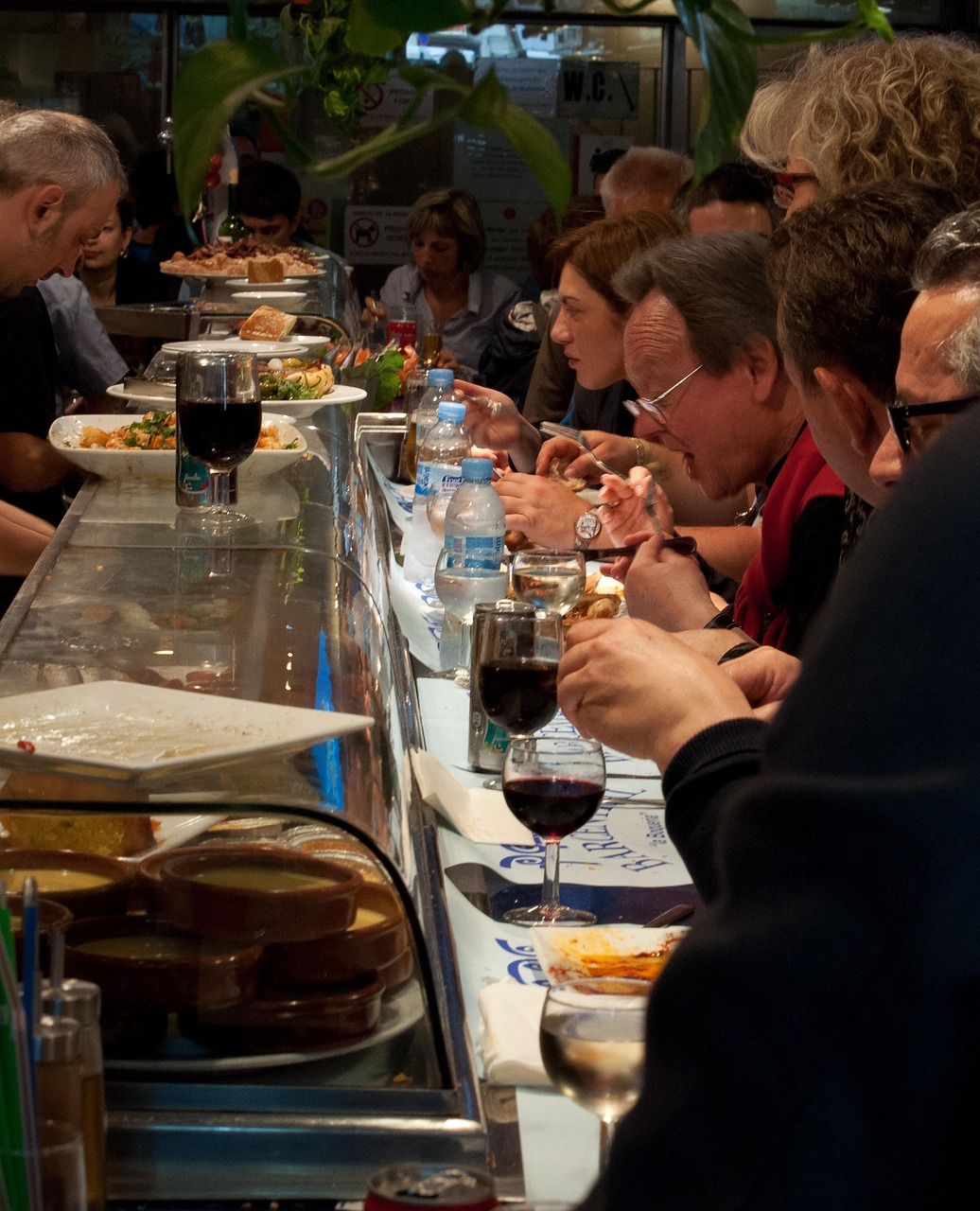 睡前吃宵夜vs饿肚子睡觉 谁危害更大!睡前吃宵夜的坏处 睡前吃宵夜vs饿肚子睡觉 谁危害更大!睡前吃宵夜的坏处