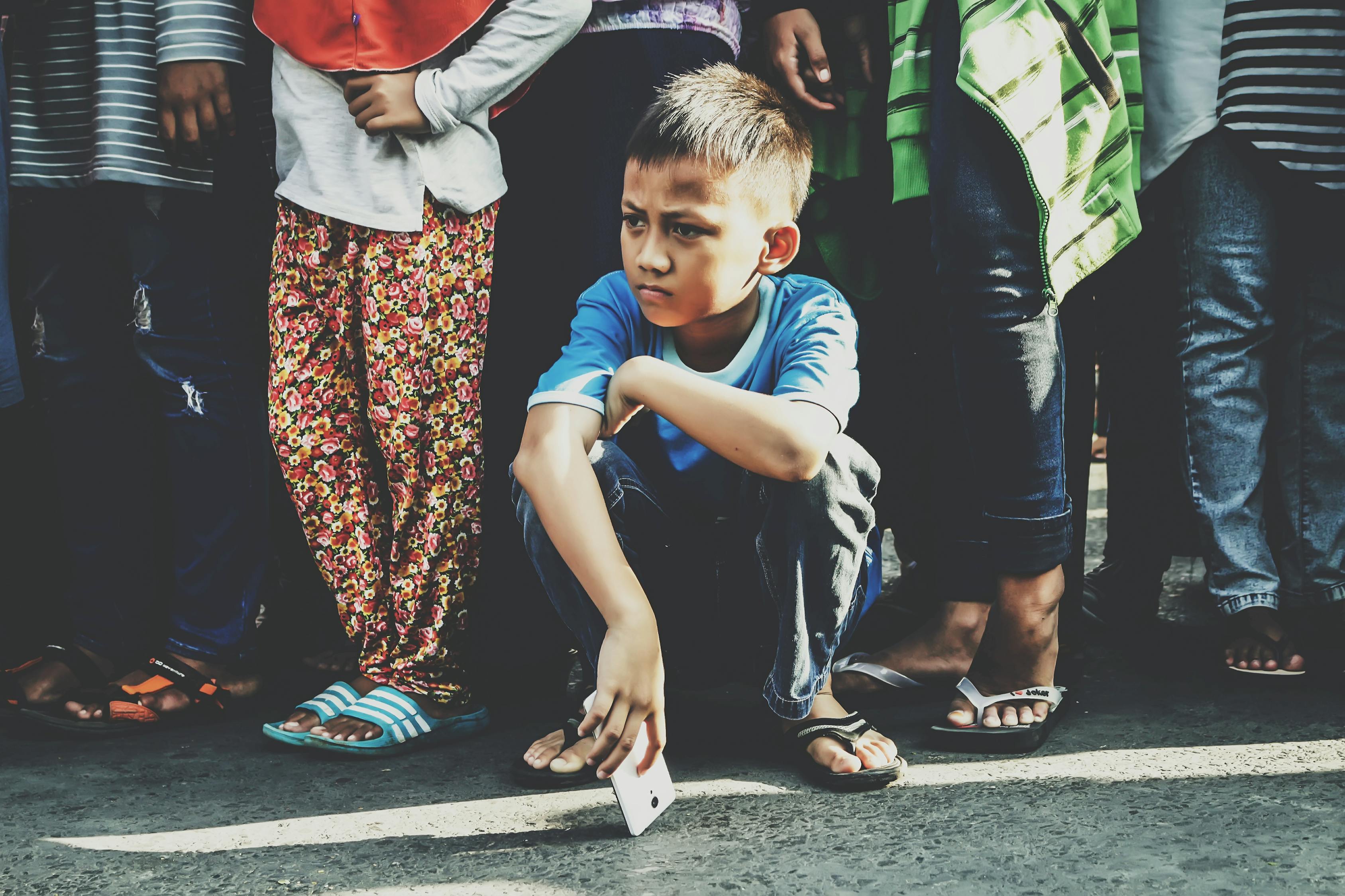 18岁男生光着脚冲进火场救人,男孩光脚挑战 18岁男生光着脚冲进火场救人,男孩光脚挑战