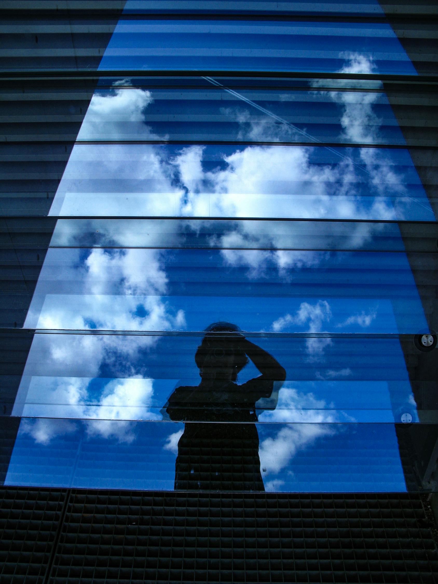 中国记者用智能眼镜拍联合国记者会/中国记者用智能眼镜拍联合国记者会是真的吗