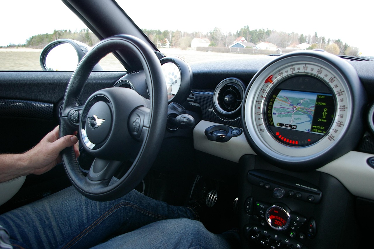 90后民警油罐车内救被困司机牺牲 [警车追油罐车]