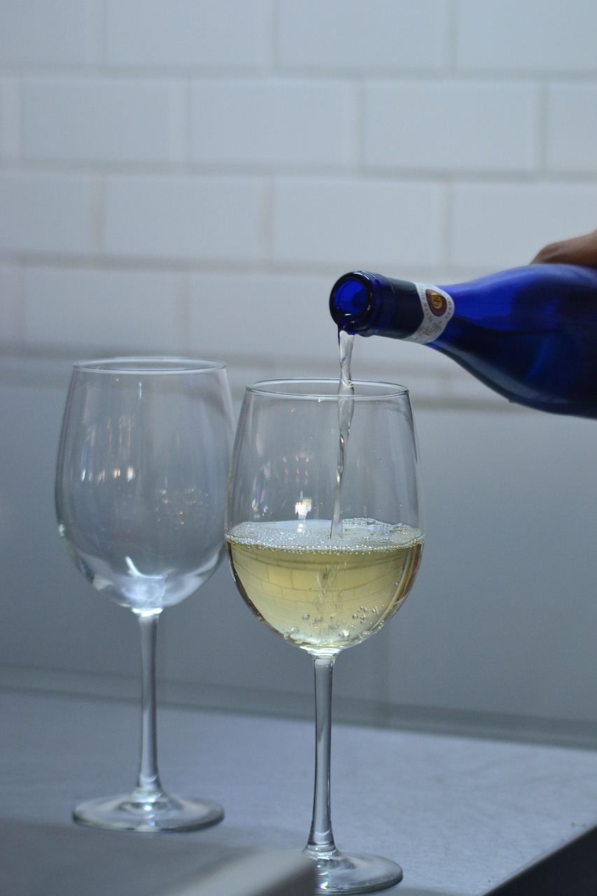 白色红酒可以泡药吗吗,白色的红酒