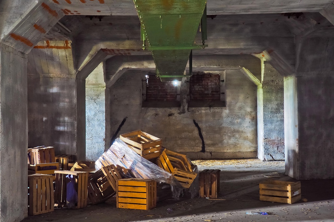 工厂上班保险应该谁出!工厂里的保险是工人自己付钱吗