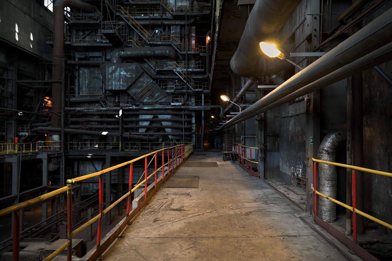 工厂上班保险应该谁出!工厂里的保险是工人自己付钱吗