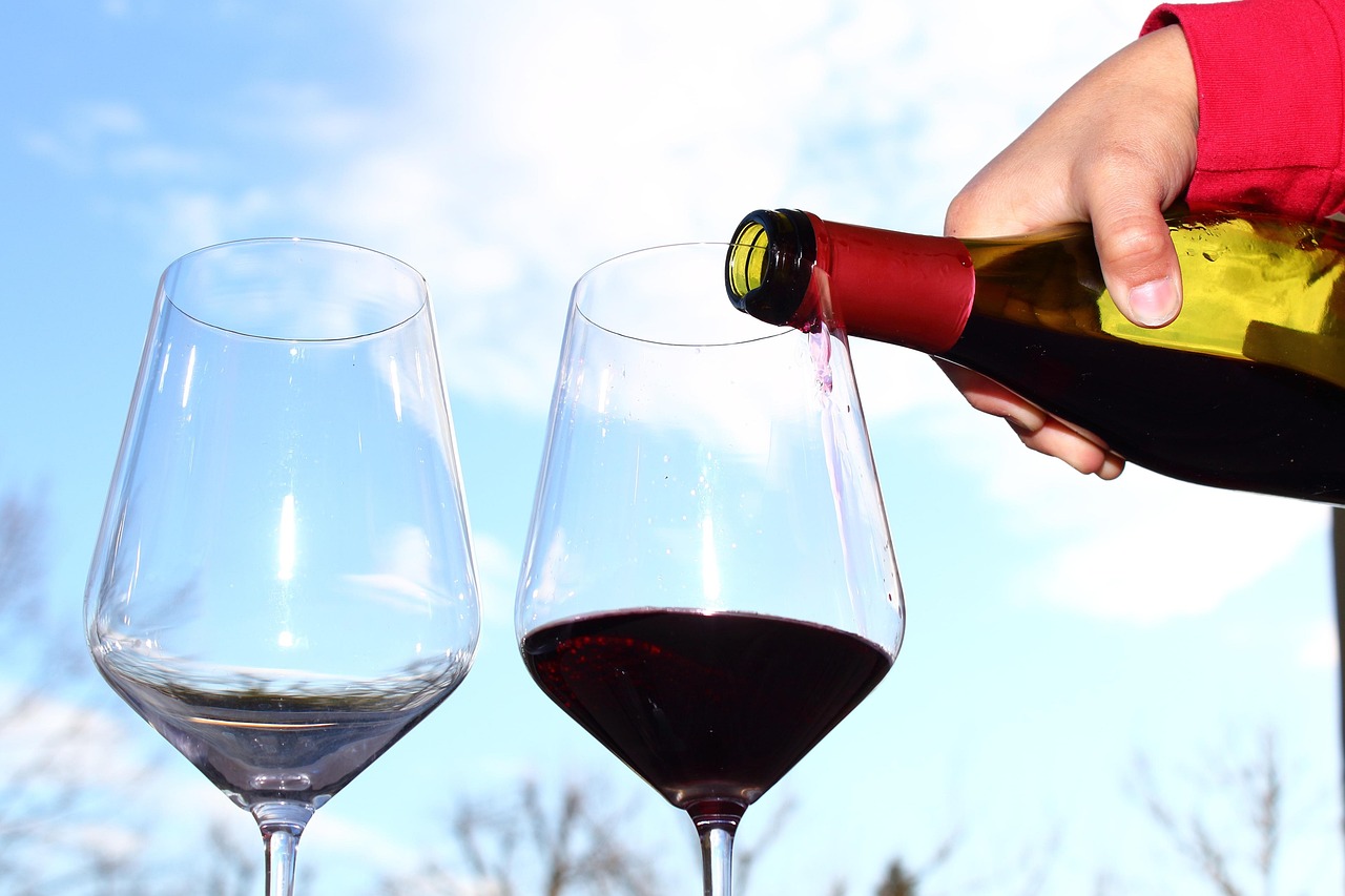 我是一个卖红酒的小老头,一个卖红酒的人 我是一个卖红酒的小老头,一个卖红酒的人