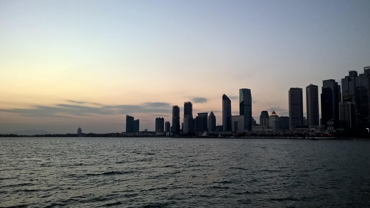 乌鲁木齐特大暴雪破纪录,自然之威与城市韧性的双重考验 乌鲁木齐特大暴雪破纪录,自然之威与城市韧性的双重考验