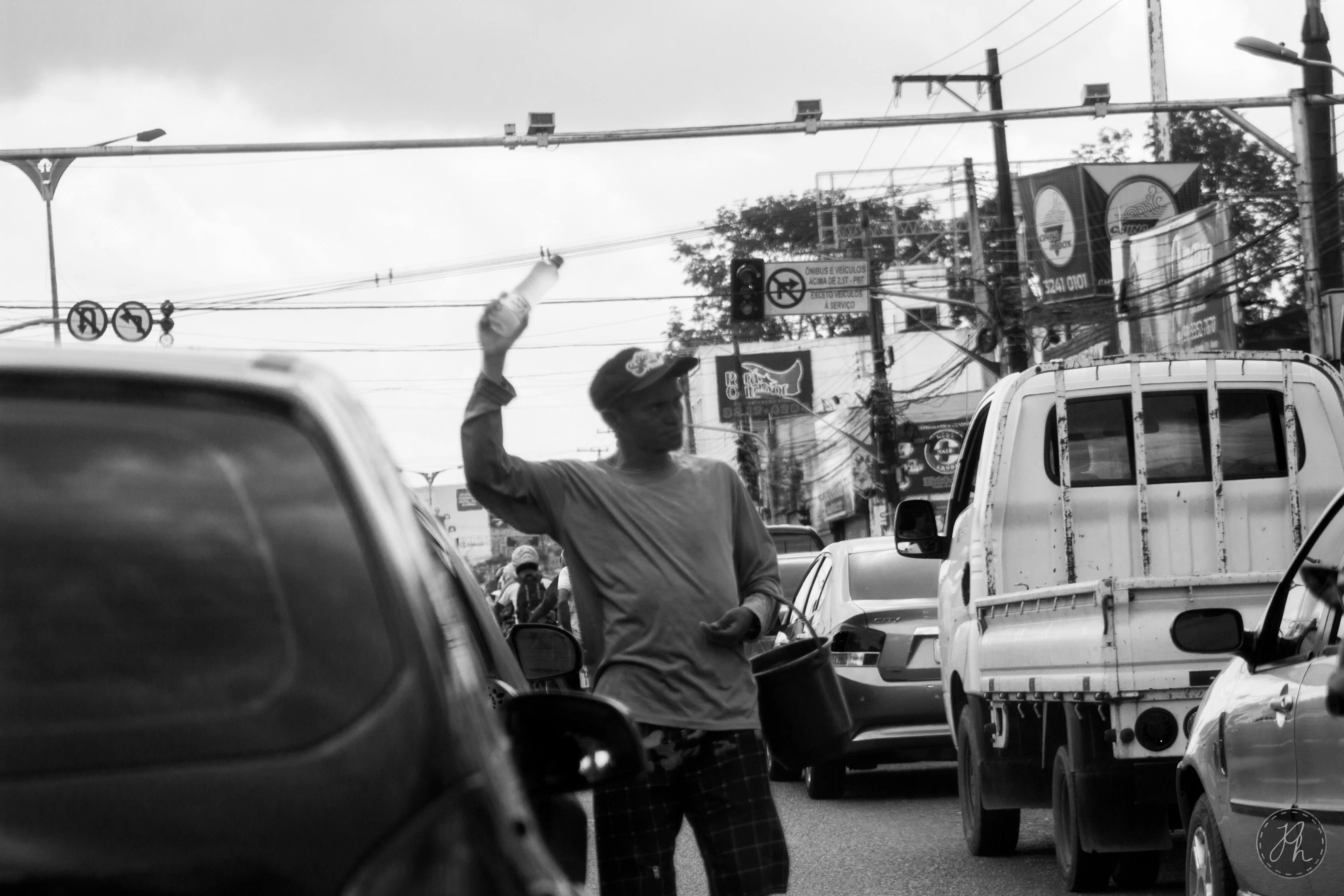 美国机场员工称快被生活压垮了,在美国机场工作很丢人吗 美国机场员工称快被生活压垮了,在美国机场工作很丢人吗