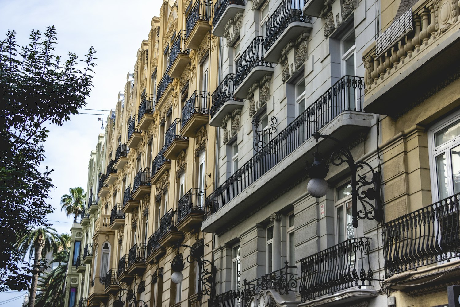 子女有房产可以抵债嘛,子女名下有房,可以再买父母的房子吗