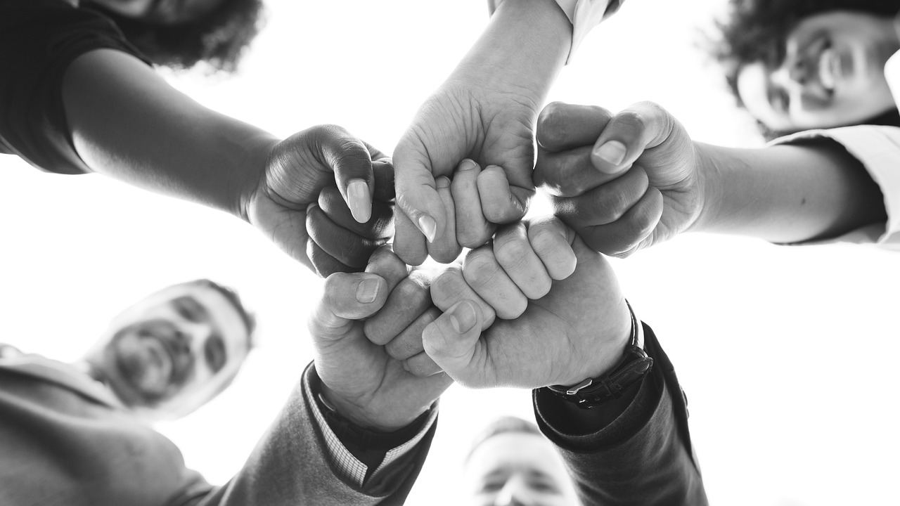 狼队“坐式握手”遭吐槽!