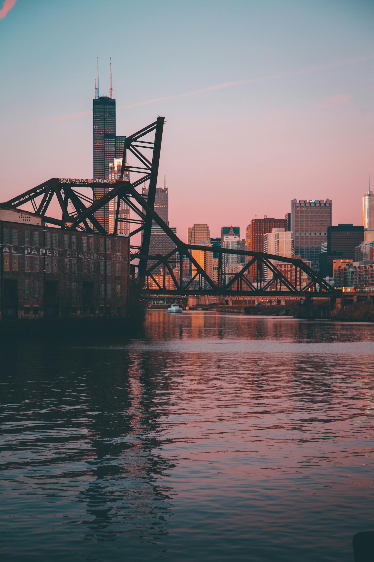 俄罗斯一高楼塌方，超百辆汽车受损的悲剧