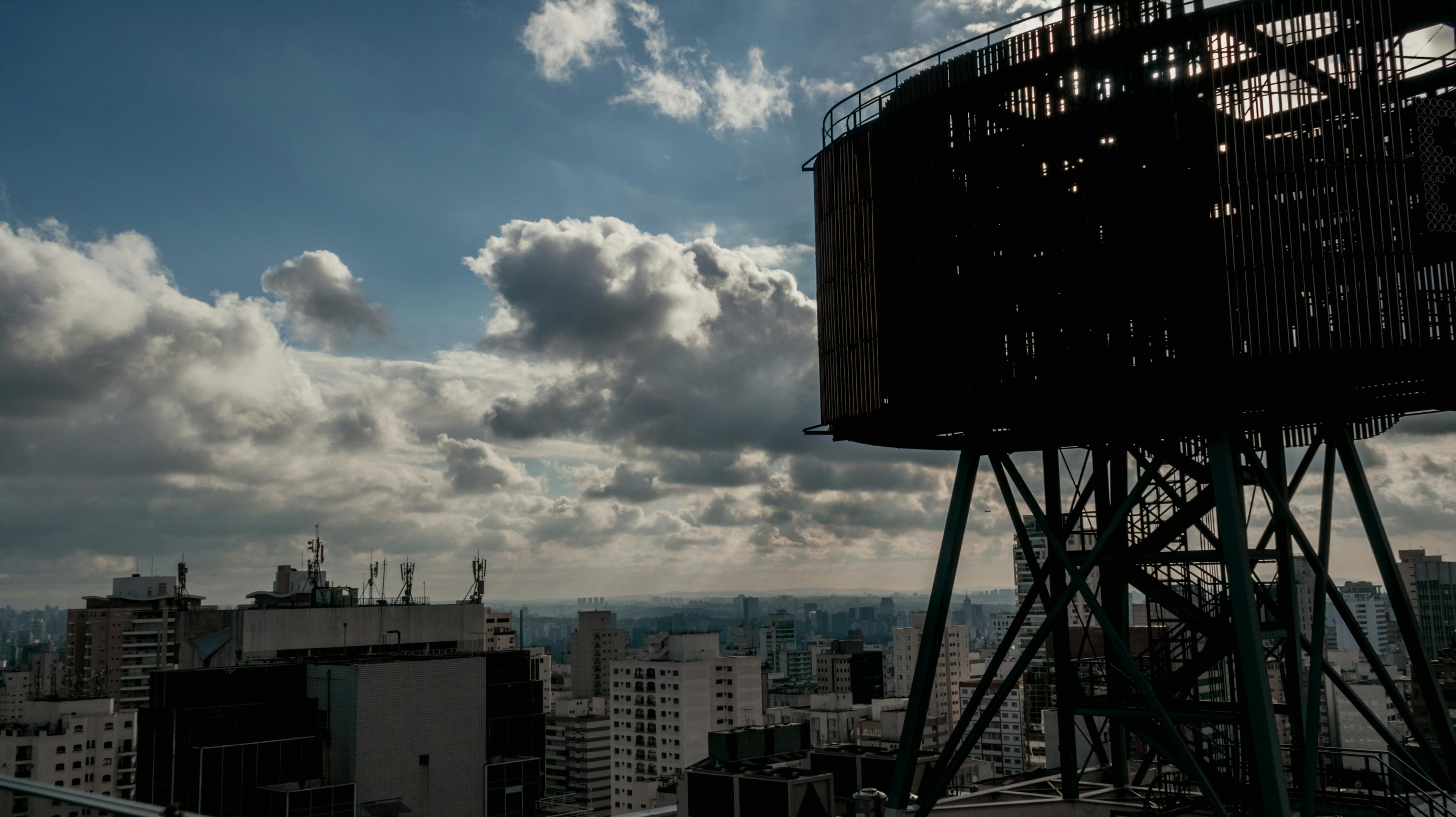 俄罗斯一高楼塌方，超百辆汽车受损的悲剧