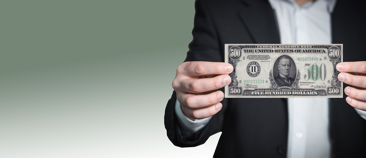 有钱买保险还是存银行?存钱好还是买保险好