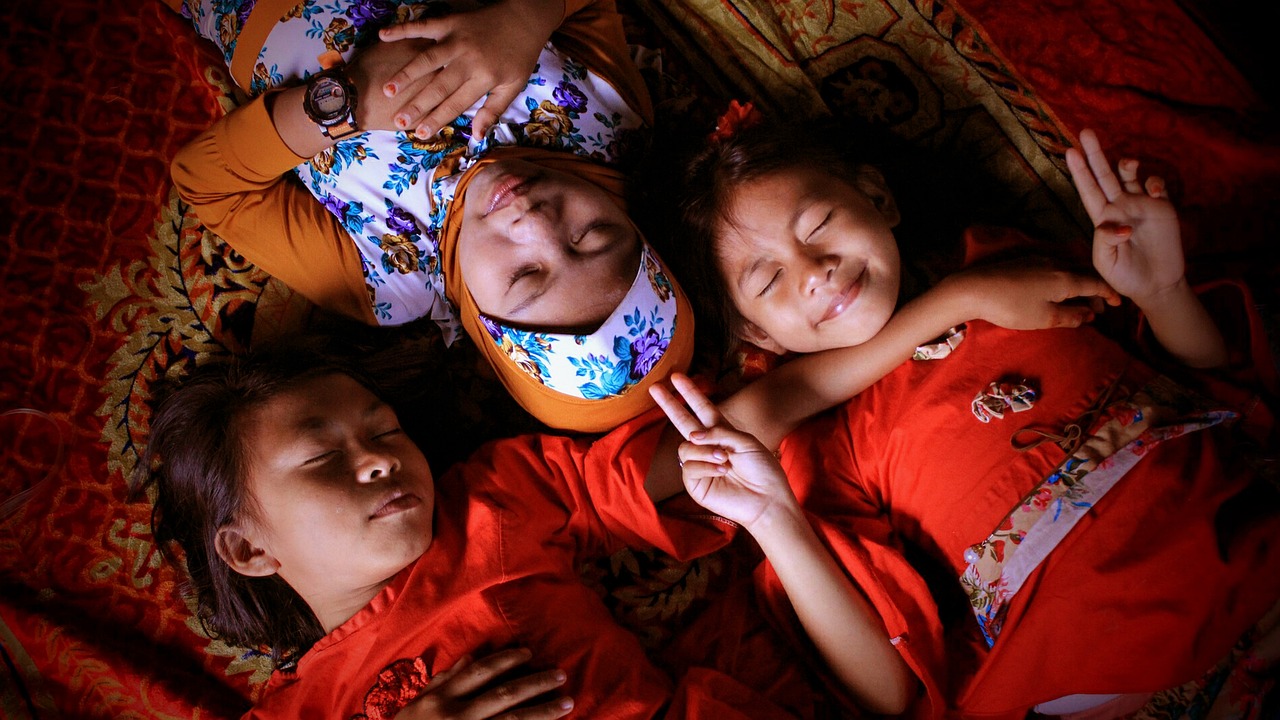 女子大婚,父母启封女儿红的温馨时刻 女子大婚,父母启封女儿红的温馨时刻