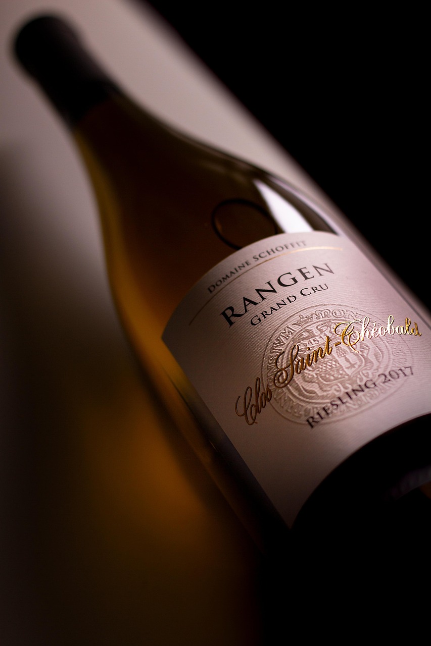 红酒上包装上印有一个将军,红酒瓶上有个m