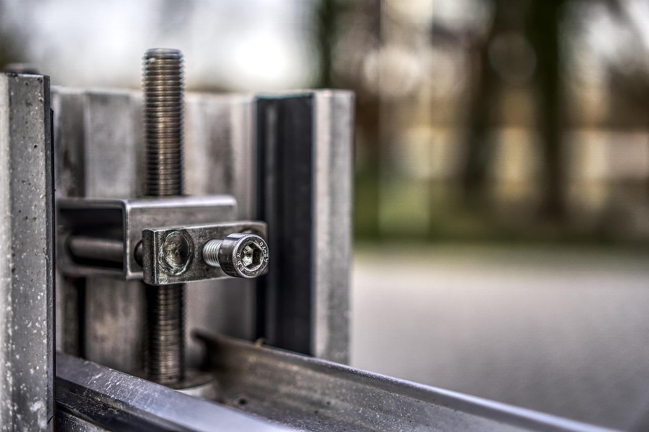 保险柜固定螺丝!保险柜后面的螺丝怎么固定到墙上