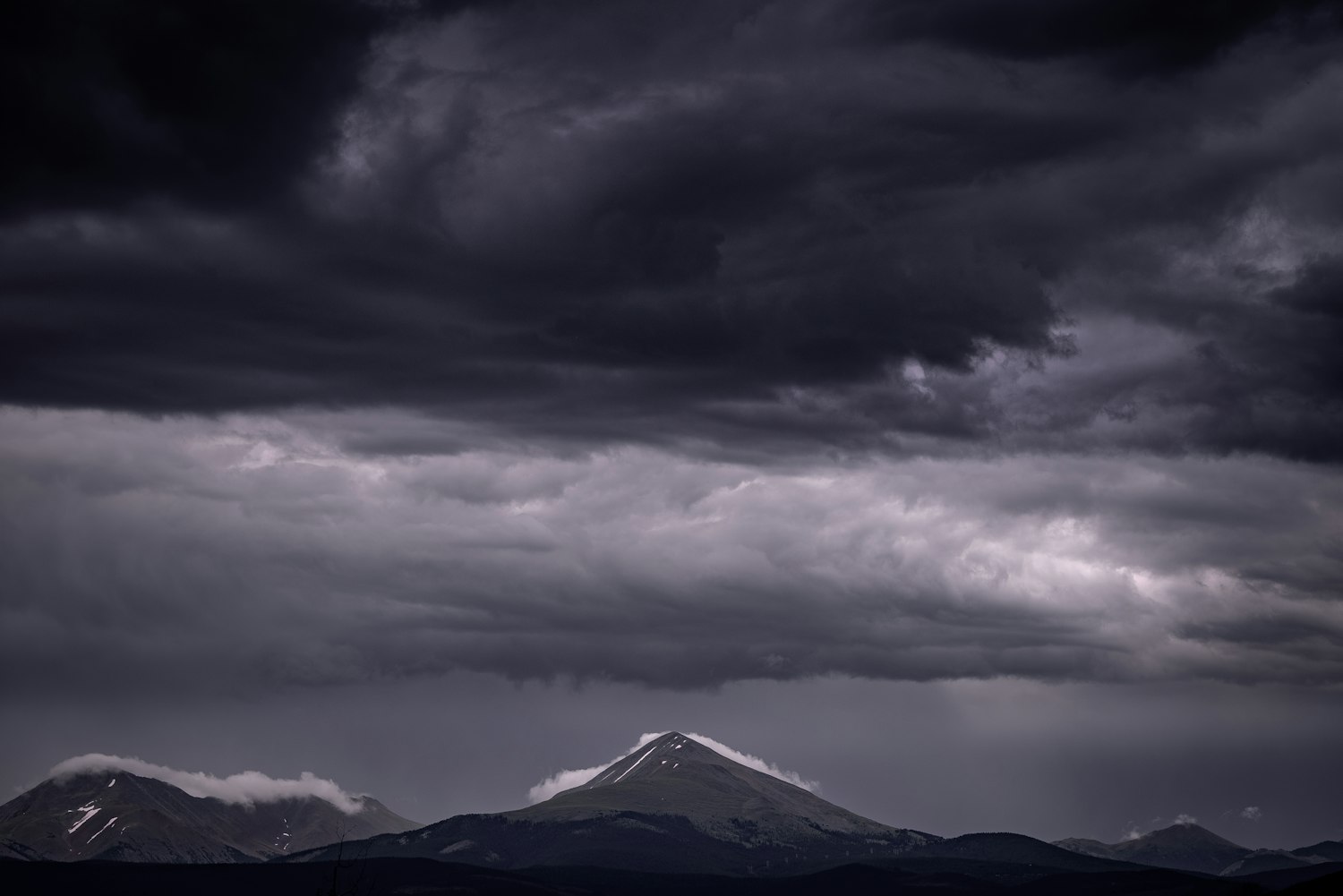 傍晚有火烧云预示着明天的天气怎么样/傍晚出现火烧云是什么意思 傍晚有火烧云预示着明天的天气怎么样/傍晚出现火烧云是什么意思