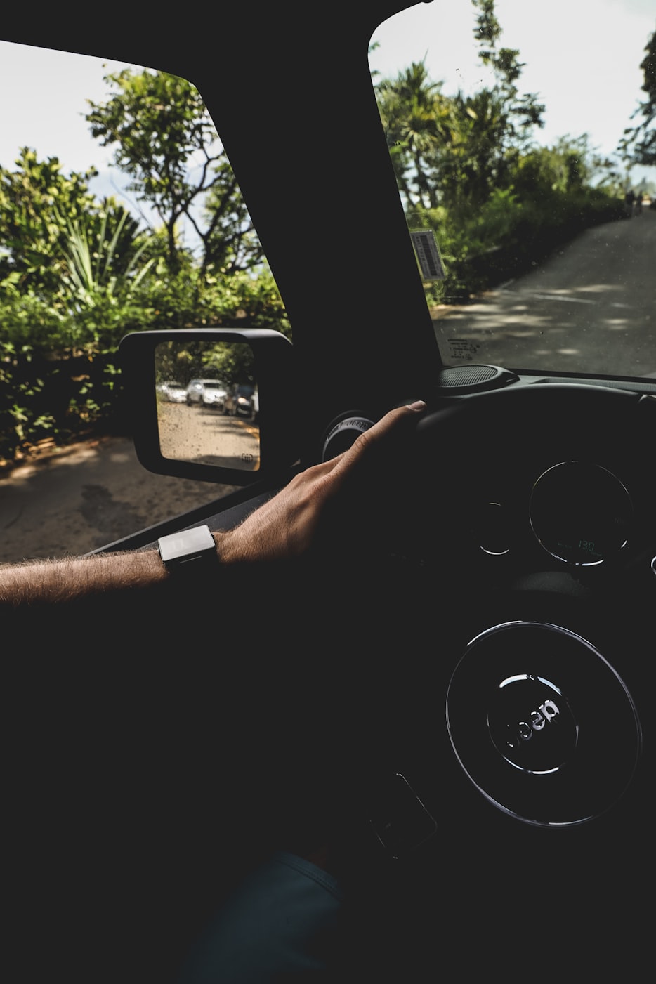 男子称新车停胡同被大爷一刮到底? 男子称新车停胡同被大爷一刮到底?